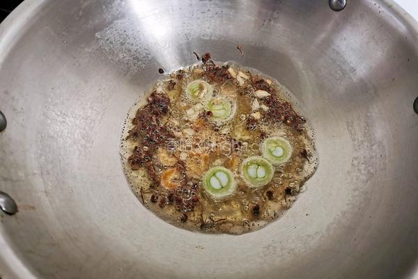 炝拌腐竹黄瓜的做法图解5