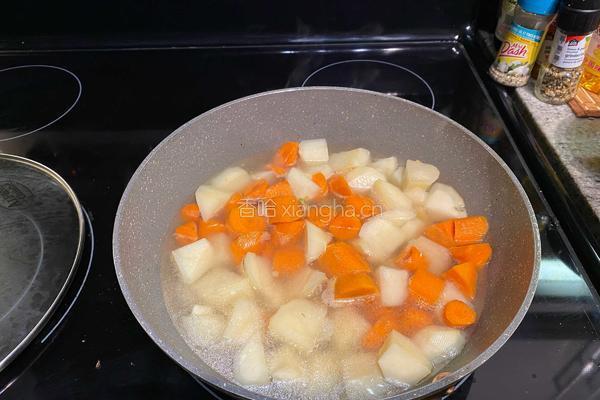 肉沫咖喱土豆的做法图解2