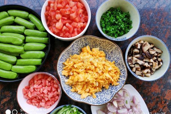 香菇鸡蛋酱菠菜面的做法图解2