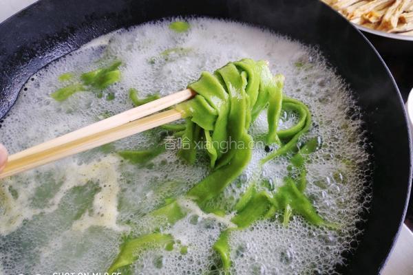 香菇鸡蛋酱菠菜面的做法图解10