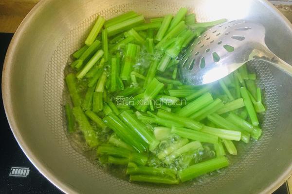 芹菜炒豆腐干的做法图解2