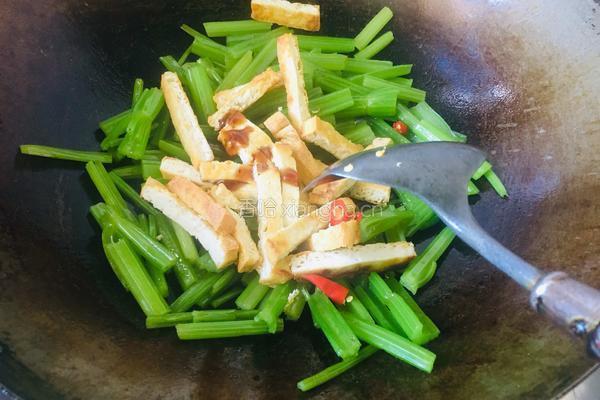 芹菜炒豆腐干的做法图解9