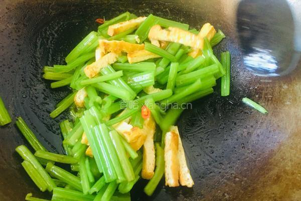 芹菜炒豆腐干的做法图解10