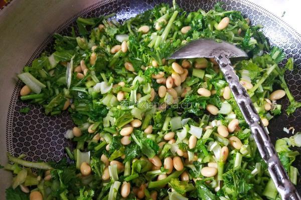 芥菜炒豆的做法图解3