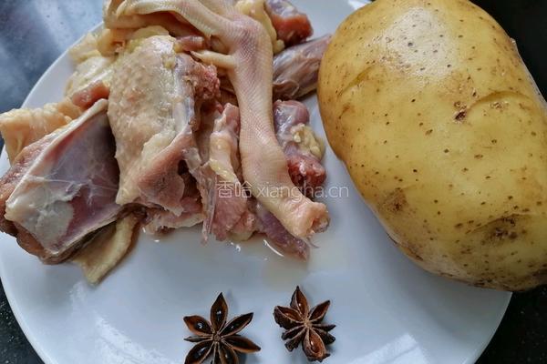 土豆炖鸭肉的做法图解1