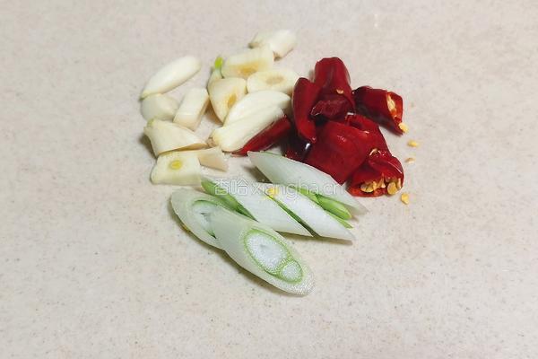 干煸五花肉炒花菜的做法图解2