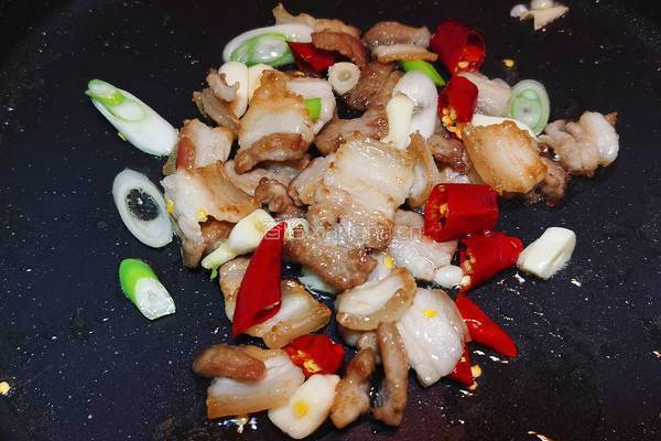 干煸五花肉炒花菜的做法图解6
