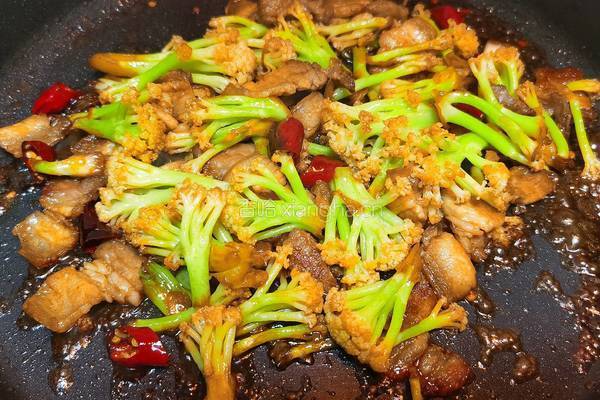 干煸五花肉炒花菜的做法图解7