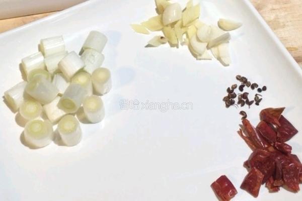 炝炒圆白菜（手撕包菜）的做法图解2
