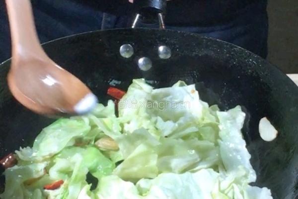 炝炒圆白菜（手撕包菜）的做法图解6