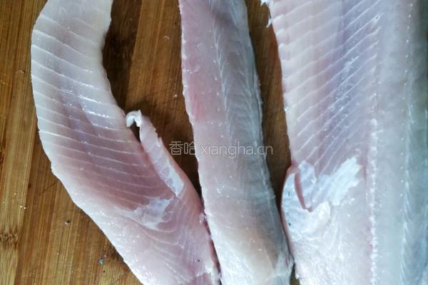 爆炒草鱼片的做法图解1