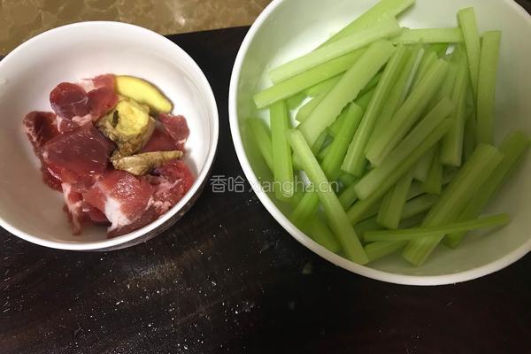 西芹炒牛肉的做法图解1