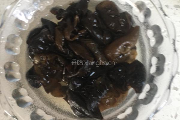 西葫芦黑木耳炒肉片的做法图解2