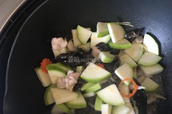 西葫芦黑木耳炒肉片的做法图解7
