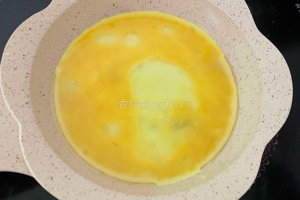 鸡蛋黄瓜卷的做法图解4