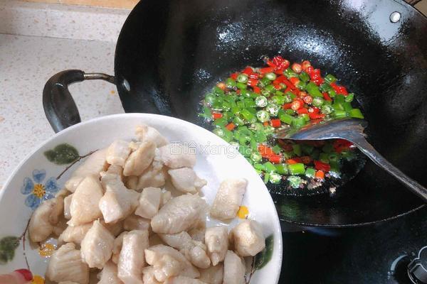 家常尖椒鸡丁的做法图解3