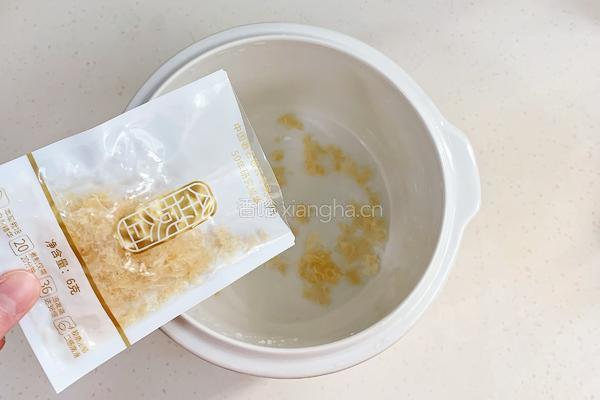 银耳雪梨汤的做法图解2