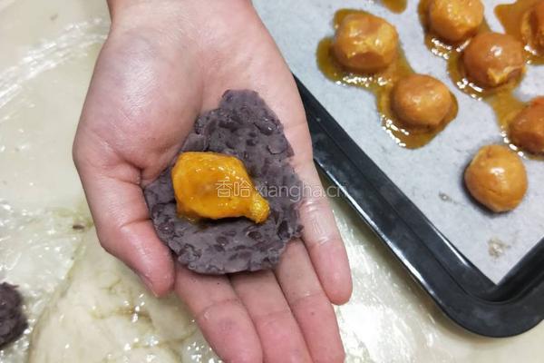 雪媚娘蛋黄酥的做法图解3