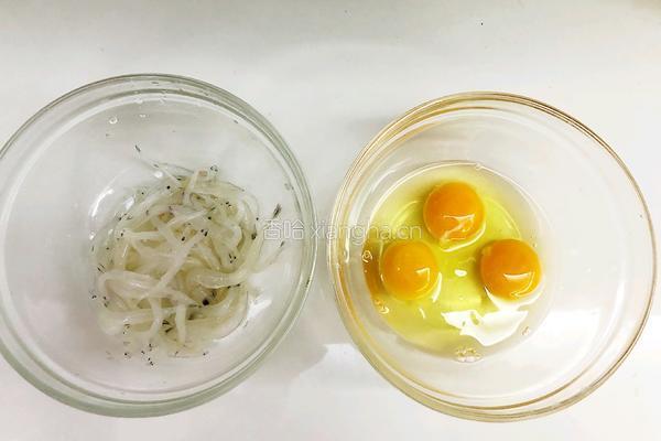 银鱼蒸蛋的做法图解1