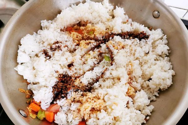 什锦酱油炒饭的做法图解5