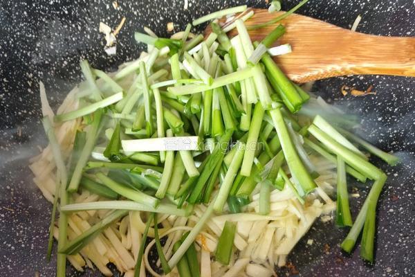 笋丝炒韭菜的做法图解7