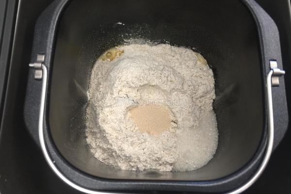 全麦蔓越莓奶酥面包的做法图解2