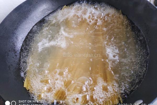鲜蔬炒意面的做法图解2