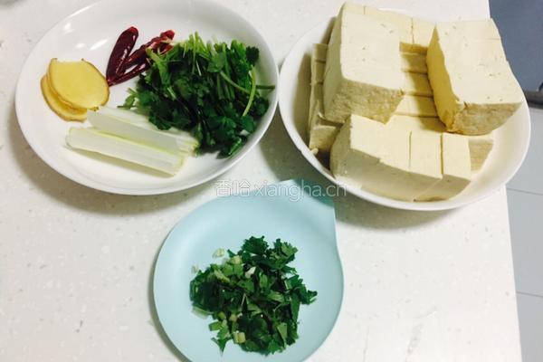 鲫鱼炖豆腐的做法图解1