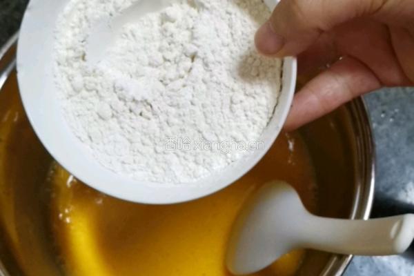 自制戚风蛋糕的做法图解4