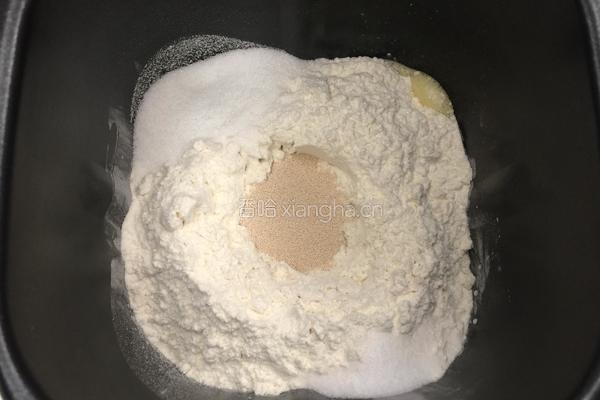 花朵豆沙面包的做法图解1