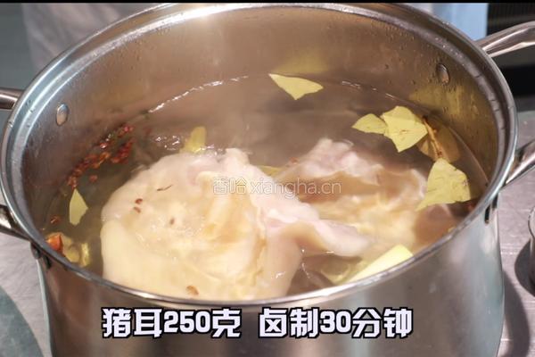 红油猪耳的做法图解1