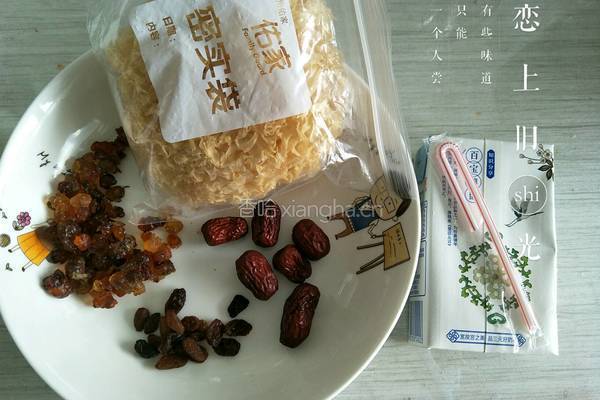 果味牛奶炖桃胶的做法图解1