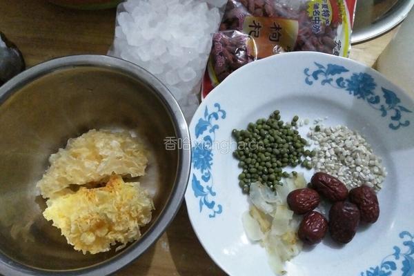 银耳绿豆汤的做法图解1