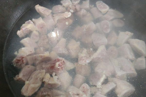土豆炖鸡脖的做法图解2