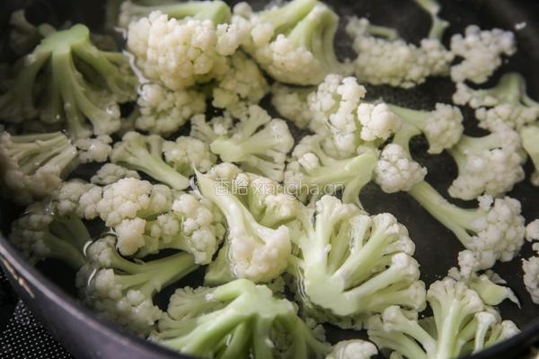 花椰菜洋葱浓汤的做法图解3