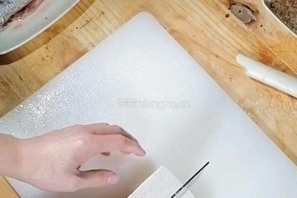 鲅鱼烧豆腐的做法图解1