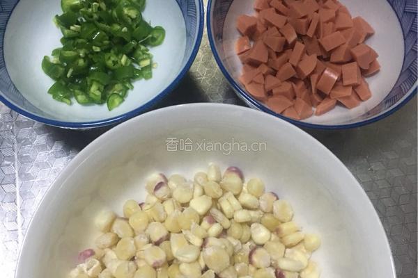 青椒火腿肠玉米的做法图解1