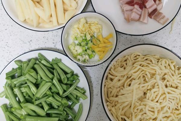 五花肉豆角土豆焖面的做法图解1