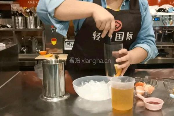 喜茶同款｜橙香草莓果茶的做法图解1