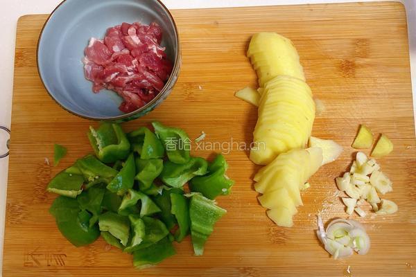 青椒土豆片的做法图解1