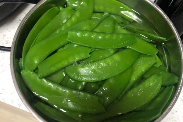 腊肠炒荷兰豆的做法图解3