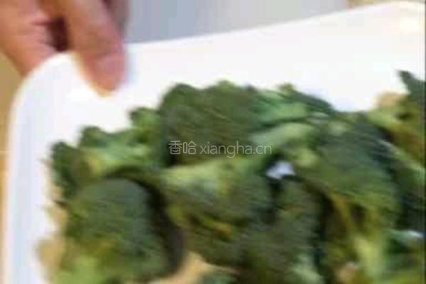 土豆条烧西兰花的做法图解3