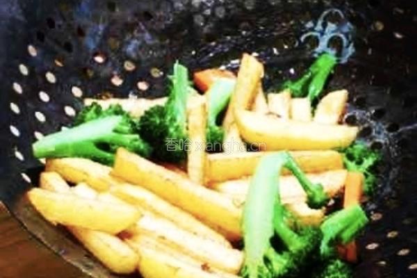 土豆条烧西兰花的做法图解7