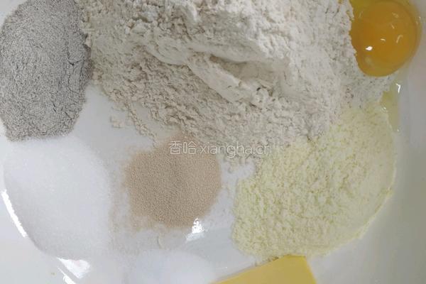 免揉快手领失败高纤维黑面包的做法图解1