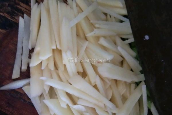 土豆炒青椒的做法图解1