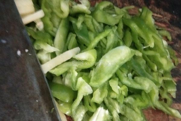 土豆炒青椒的做法图解2