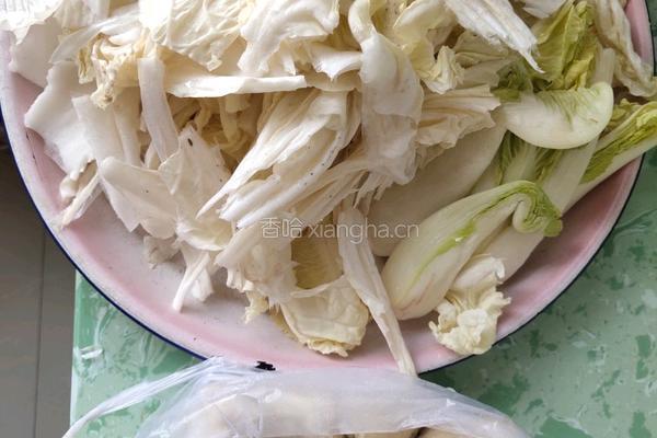 白菜炖豆腐的做法图解1