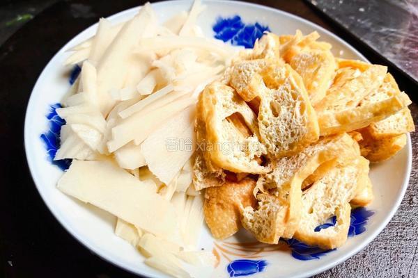 酸辣草鱼汤的做法图解2