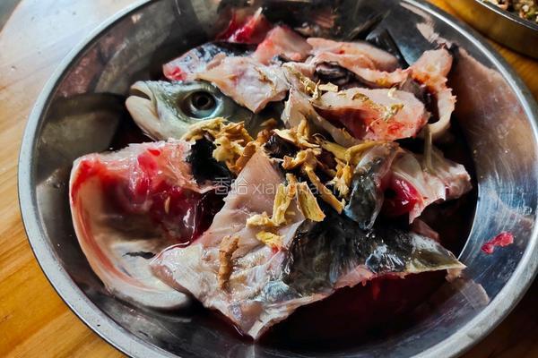 酸辣草鱼汤的做法图解5