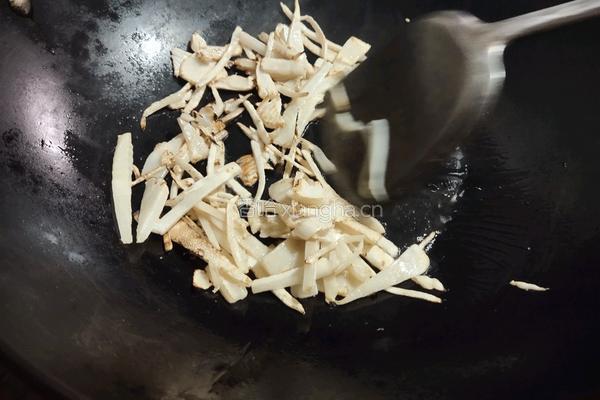 酸辣草鱼汤的做法图解7